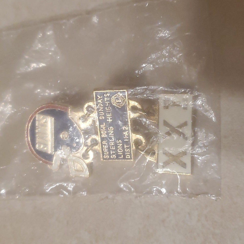 Lapel Pin Giants Superbowl Sunday XXISterling Heights Lions Dist 11-A2